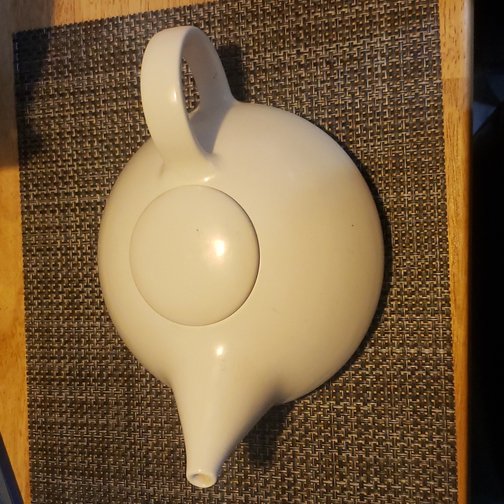 Claudia Shuride MCM White/Cream Teapot with Lid